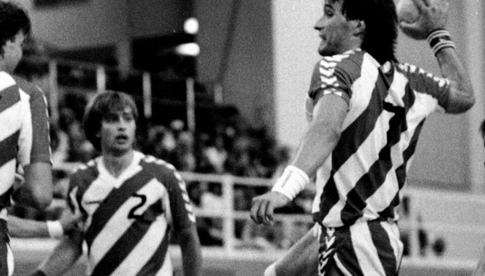 Dansk landsholdslegende fylder 60 Jens Erik Roepstorff var en af profilerne på det danske håndboldlandshold i 1980’erne. Her ses han under OL i Los Angeles i 1984 med nummer to på brystet mellem Per Skaarup (til venstre) og Morten Stig Christensen. – Foto: Ukendt/Ritzau Scanpix.