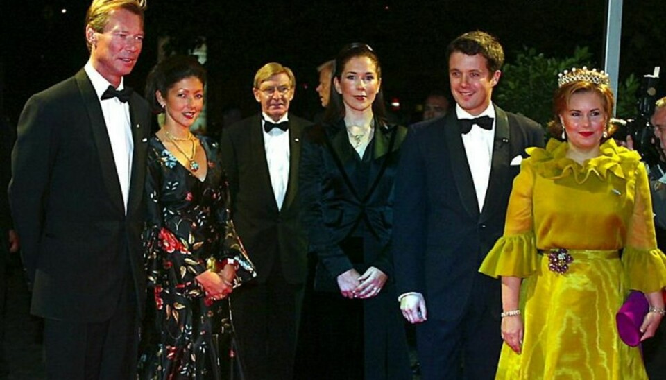 Luxembourgs storhertug Henri (til venstre) og storhertuginde Maria Teresa (til højre) var på officielt besøg i Danmark i 2003. Her er de på vej til koncert i Radiohusets Koncertsal daværende prinsesse Alexandra og kronprinsparret. Arkivfoto: Scanpix.