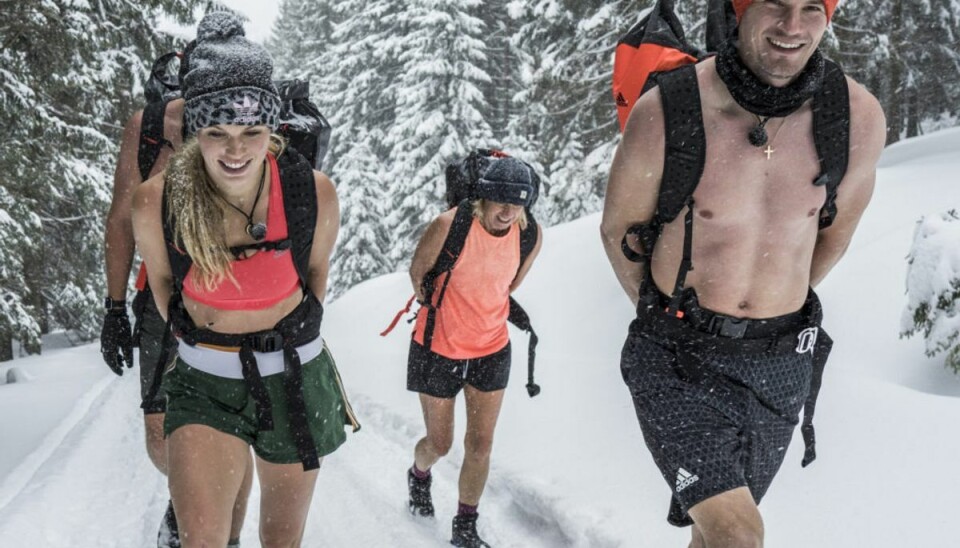 Inden familien begav sig til bjergfoden af Kilimanjaro, ventede et intenst træningsforløb, som skulle forberede dem til turen mod toppen. I de polske bjerge ventede kuldetræning hos hollandske Wim Hof, som også går under navnet “The Ice Man”. Kuldetræningen skulle lære familien Wozniacki at nå toppen af Kilimanjaro uden overtøj, som var et af benspændene i missionen. Her ses Caroline Wozniacki til venstre, Patrik Wozniacki til højre og søskendeparrets mor, Anna Wozniacki, i midten. – Foto: Scanpix.