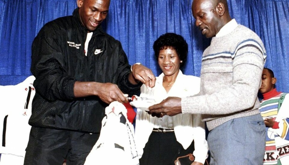 Slog Jordans far ihjel: Får prøveløsladelse Michael Jordan (tv.) og hans far James (th.) var særdeles tætte. Foto: Scanpix