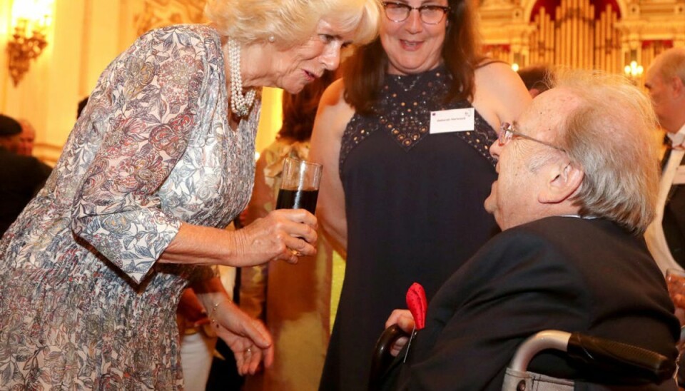 Sir Ronald Harwood kom i de royale kredse. Her ses han sammen med grevinde Camilla Parker Bowles til en reception på Buckingham Palace. Foto: Gareth Fuller/Pool via Reuters