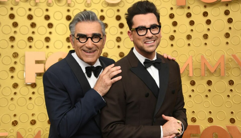 Den canadiske skuespiller Eugene Levy (til venstre) og hans søn, Daniel Levy (til højre), løb begge med statuetter ved nattens Emmy-uddeling for deres roller i serien “Schitt’s Creek”. Billedet her er fra sidste års Emmy-uddeling i Los Angeles. – Foto: Valerie Macon/Ritzau Scanpix.