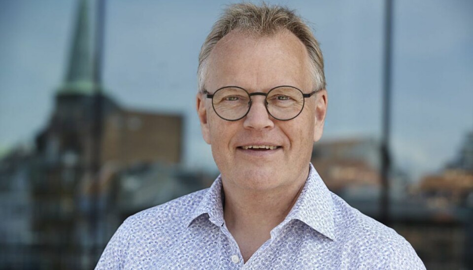 Han forudsiger dit vejr Vejrvært hos DR Søren Jacobsen fylder 60 år den 2. september. Denne sommer har han, sammen med andre vejrværter hos DR, været på ø-hop i Danmark for at præsentere sommervejret. – Foto: Steen Klitgaard Jaacks/Free.