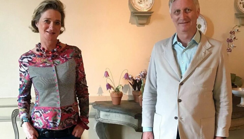 Her møder kongen sin omstridte halvsøster for første gang