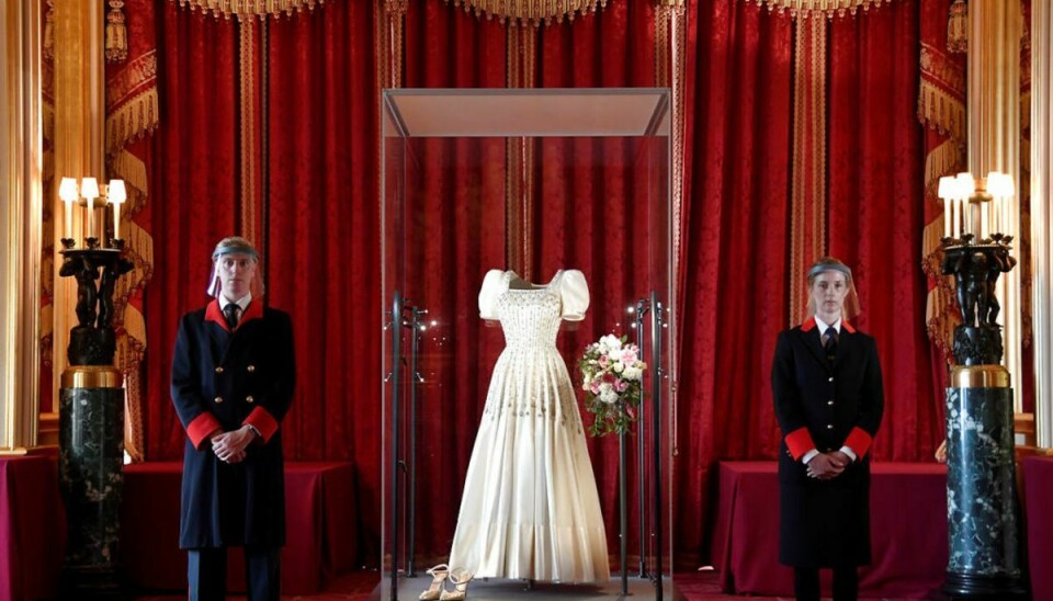Den fantastiske vintage-brudekjole britiske prinsesse Beatrice bar ved sit bryllup den 17. juli i år, er netop nu udstillet på Windsor Castle. Klik videre i galleriet for flere billeder. Foto: Scanpix/REUTERS/Toby Melville
