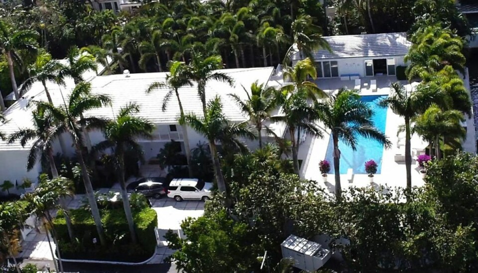 Ny ejer vil rive hundedyrt hus ned Jeffrey Epsteins ‘Palm Beach vandkants-palæ, der blev sat til salg i juli måned for 22 millioner dollar, og som efter det nu er blevet solgt, skal rives ned. Foto: Scanpix/Pedro Portal/Miami Herald/TNS/Sipa USA)