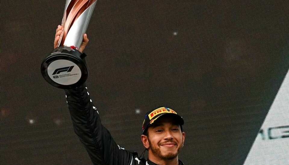Lewis Hamilton slåes til ridder