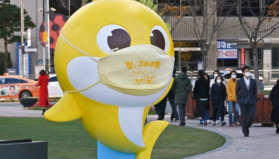 Børnesang sætter vild rekord En model af kaarakteren ‘Baby Shark’ fra verdensrekord musikvideoen er en del af gadebilledet foran Seoul Plaza i Seoul, Sydkorea. Foto: Scanpix/Jung Yeon-je / AFP)