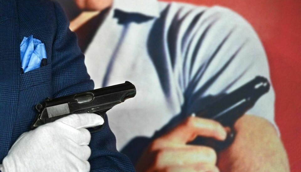Pistolen er en Walther PP. Den var med i den første James Bond-film “Dr. No”, der havde Sean Connery i hovedrollen. Foto: Robyn Beck / Scanpix.