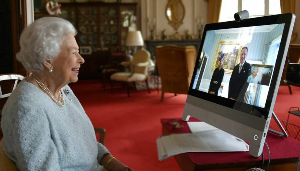 Dronningen hilser på den nyudnævnte ungarske ambassadør og hans hustra bag sin computerskærm på Windsor Castle. Klik videre for flere billeder. Foto: Scanpix/AFP PHOTO / BUCKINGHAM PALACE”