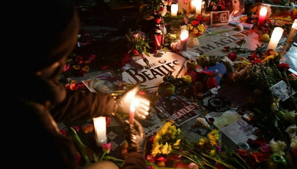 Masser af tændte lys til minde om John Lennon ved “Imagine” mosaikken på Strawberry Fields Memorial i Central Park i New York. Sørgende fans sang og lagde blomster i forbindelse med 40 årsdagen for drabet på en af verdenshistoriens største musikere og sangskrivere. (Photo Angela Weiss / AFP)