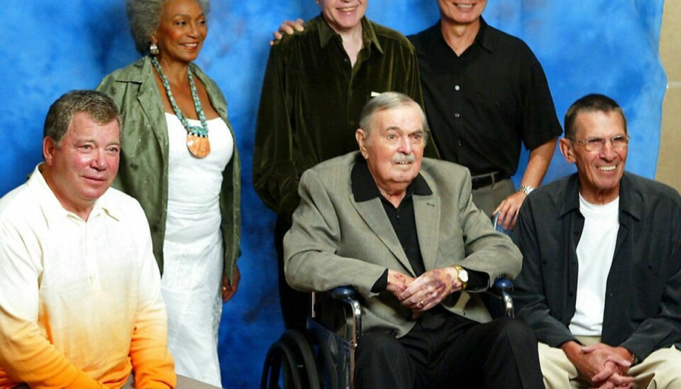 James Dooham (i kørestol), der her ses sammen med, fra venstre til højre, William Shatner, Nichelle Nichols, Walter Koenig, George Takei og Leonard Nimoy, døde 2005. Foto: Gene Blevins/Scanpix.