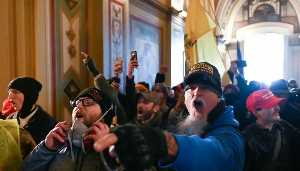 Jon Schaffer ses her i den blå jakke inde i regeringsbygningen under urolighederne den 6. januar. Foto: Scanpix/ ROBERTO SCHMIDT / AFP)