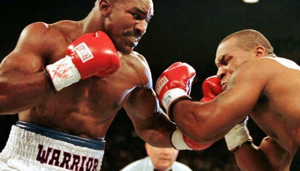 Billedet her er fra ‘The bite fight’, den 28. juni 1997, hvor Tyson blev diskvalificeret for at bide et stykke af Holyfields ene øre af. Klik videre for flere billeder. Foto: Gary Hershorn/Ritzau Scanpix) Billedet her er fra ‘The bite fight’, den 28. juni 1997, hvor Tyson blev diskvalificeret for at bide et stykke af Holyfields ene øre af. Klik videre for flere billeder. Foto: Gary Hershorn/Ritzau Scanpix)