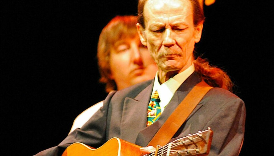 Bluegrass guitar-ekvilibristen Tony Rice døde fredag den 25. december. Han blev 69 år. Foto: Scanpix/Jason Moore/ZUMApress.com