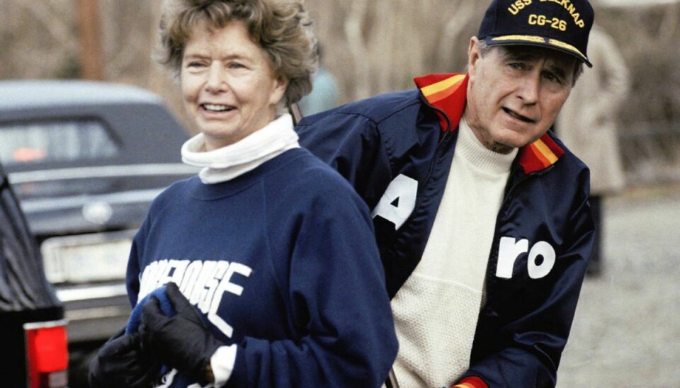 På billedet her, der er fra 1990 ses Nancy Bush Ellis sammen med sin bror George H. W. Bush, der var USA’s præsident i perioden 1989 til 1993. Foto: Scanpix//AP Photo/Marcy Nighswander