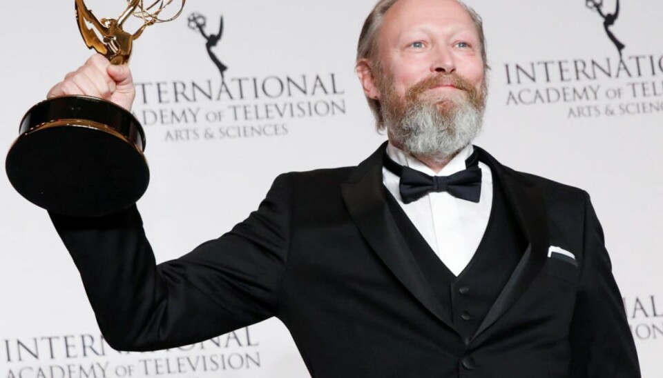 Overrasker: Nu indtager han Badehotellet Lars Mikkelsen vandt i 2018 en international Emmy i kategorien Bedste Mandlige Skuespiller for sin præstation i DR’s søndagsdrama “Herrens Veje”. (Arkivfoto) – Foto: Andrew Kelly/Reuters