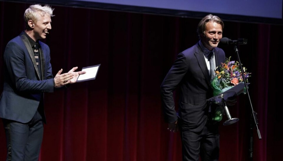 Mads Mikkelsen donerer 50.000 kroner til dette projekt Mads Mikkelsen har valgt at støtte platformen Refugees United med 50.000 kroner, efter at han søndag modtog Lauritzen-prisen 2018. Foto: Martin Sylvest/Scanpix.