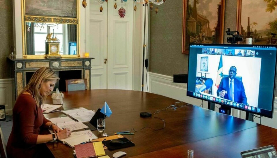 Dronning Maxima på sit kontor på slottet i Amsterdam under mødet om finansiel inklusion med højtstående senegalesere. Klik videre for flere billeder. Foto: Scanpix/Patrick Van EMST / various sources / AFP) /