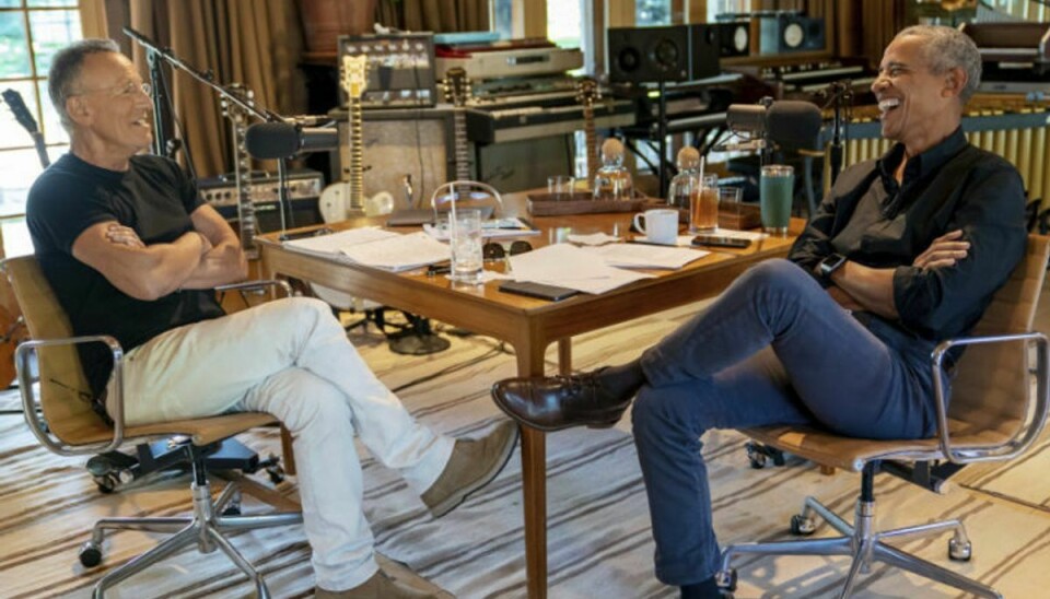 Bruce Springsteen og Barack Obama har optaget en fælles podcastserie i rockstjernens hjem i New Jersey. Her taler de blandt andet om deres opvækst, racisme og det at være forælder. Foto: Rob Demartin/Ritzau Scanpix