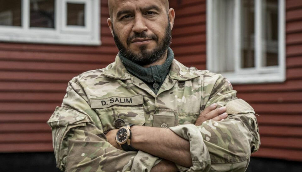 -Jeg er en anden i dag Dar Salim er sammen med Jacob Riising værter på “Stjerner i trøjen”. De 12 kendte deltage skal igennem ti programmer blandt andet testes i skydevåben, kampsituationer og efterretningsoperationer og udfordres ved at kaste sig ud fra et fly, overnatte i det fri og marchere 20 kilometer med 30 kilos oppakning. – Foto: Per Arnesen/Discovery/Free