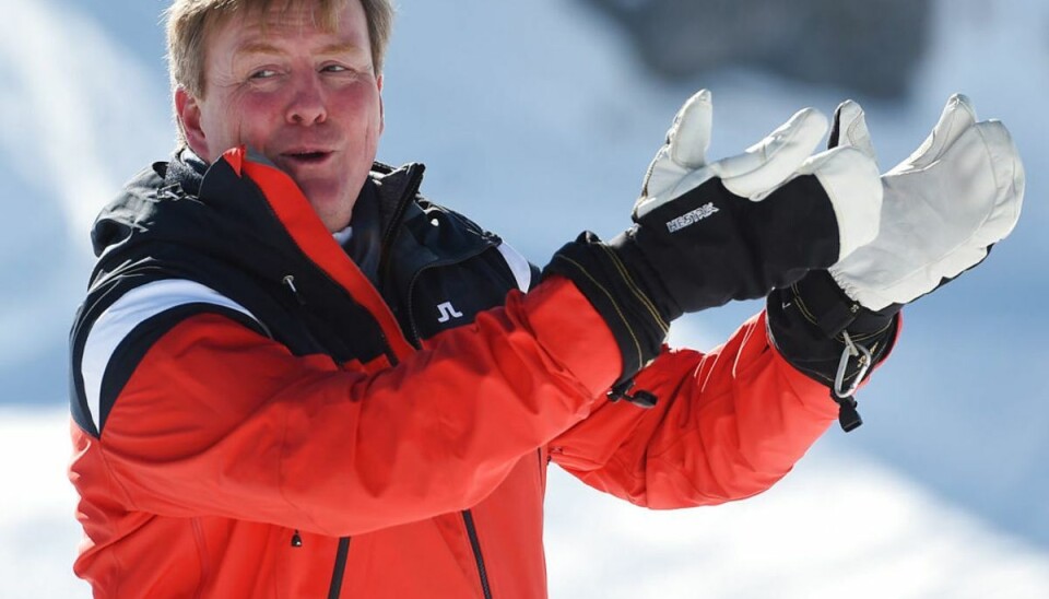 På knæ for dronningen
