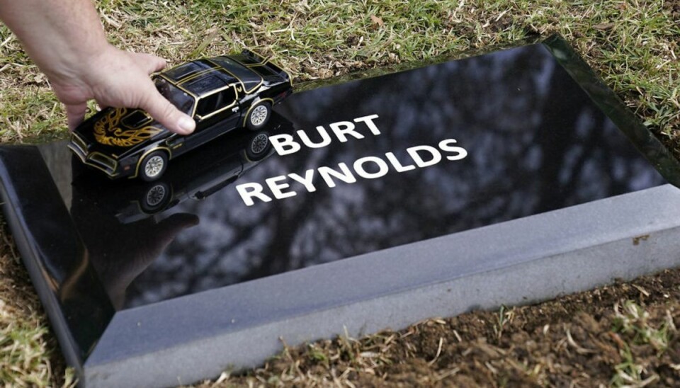 Begravet to år efter sin død Burt Reynolds aske er begravet. En fan hylder med den ikoniske bil. Foto: Chris Pizzello/Scanpix.