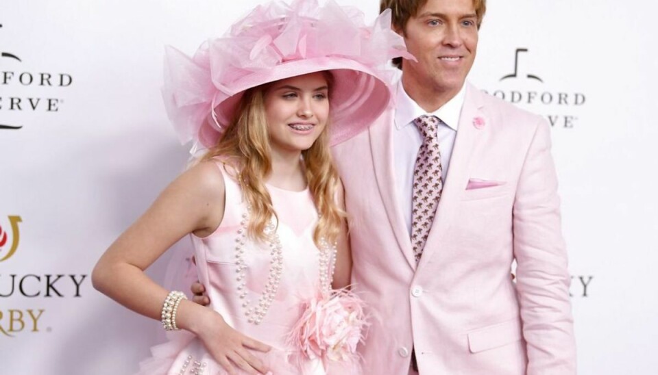 I dag 14-årige Dannielynn Birkhead, her sammen med sin far Larry Birkhead, har sat sig for at finde ud af mere om sin afdøde mor Anna Nicole Smith. Klik videre for flere billeder. Foto: Gregory Payan/AP/Ritzau Scanpix