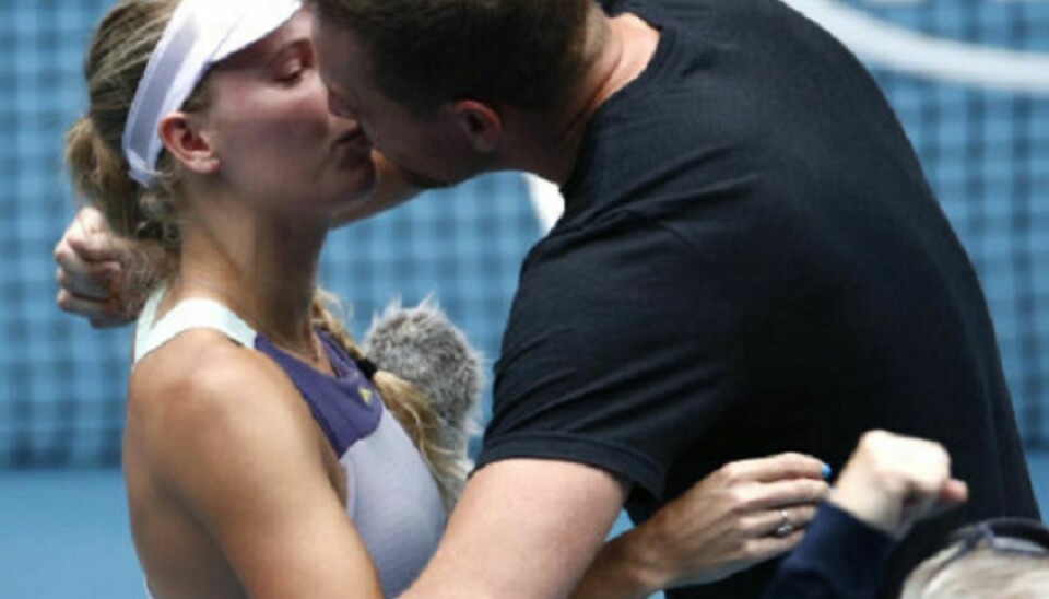 Den tidligere tennisstjerne Caroline Wozniacki, som her ses kysse sin mand, David Lee, venter barn til sommer. (Arkivfoto) Foto: Edgar Su/Reuters