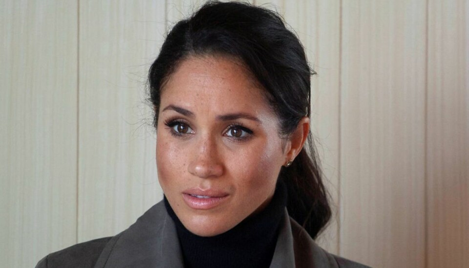 Australier kysser Meghan på maven