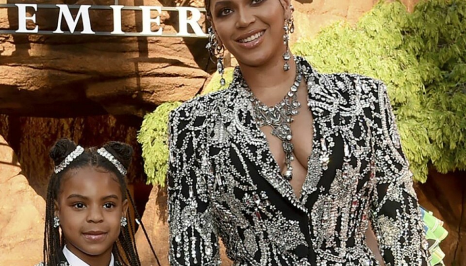 Beyoncé og Jay-Z’s niårige datter, Blue Ivy Carter, har natten til mandag dansk tid vundet sin første Grammy nogensinde. Her ses hun sammen med sin mor til en filmpremiere i Los Angeles i juli. – Foto: Chris Pizzello/Ritzau Scanpix