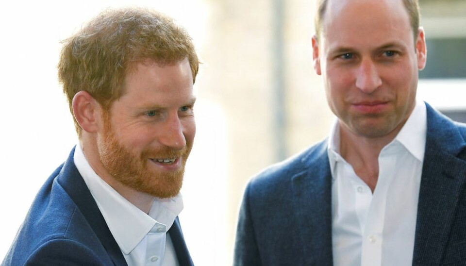 Prins William bryder tavsheden Prins William, der her er flankeret af lillebror Harry, bryder tavsheden efter Harry og Meghan-interviewet. Arkivfoto: Ritzau Scanpix.