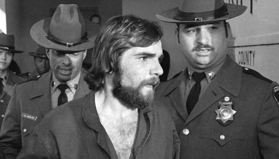 Massemorder død i fængslet Ronald DeFoe, der her ses bliver ført væk efter en retshøring den 15. november 1974, døde fredag den 12. marts 2021. Han blev 69 år gammel. Foto: AP Photo/Richard Drew