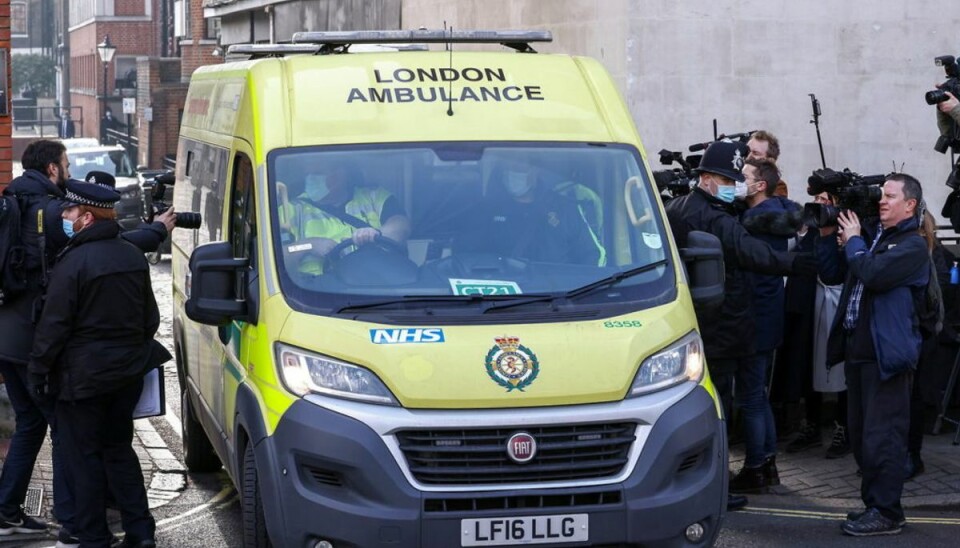 Prins Philip flyttet i ambulance