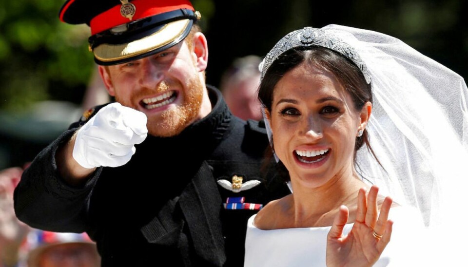 Familiemedlem slår fast: -De bliver skilt (ARKIV) FILE PHOTO: Britain’s Prince Harry gestures next to his wife Meghan as they ride a horse-drawn carriage after their wedding ceremony at St George’s Chapel in Windsor Castle in Windsor, Britain, May 19, 2018. Picture taken May 19, 2018. Der har alle dage været krudt i prins Harry. Helikopterpilot i Afghanistan, druk og nøgenfoto i Las Vegas. Nu tager han kone og søn med ud af kongehuset. Det skriver Ritzau, torsdag den 9. januar 2020.. (Foto: Damir Sagolj/Ritzau Scanpix)