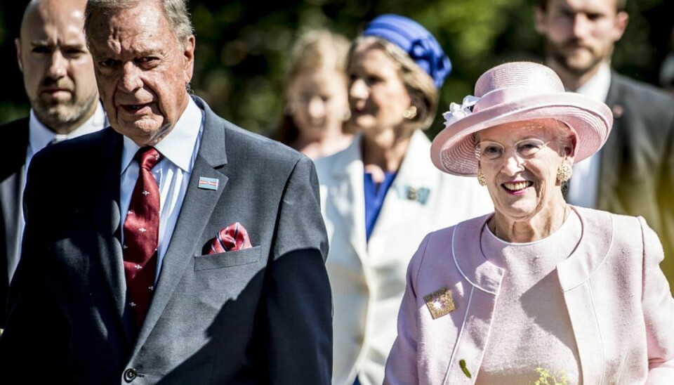 Var en af de tætteste på dronning Margrethe Christian Eugen-Olsen (til venstre) har rang af oberstløjtnant. Han har bevaret kontakten til kongehuset efter pensioneringen. Her da dronningen i august 2017 afslører et mindesmærke for danske krigssejlere i Mindelunden. (Arkivfoto) – Foto: Mads Claus Rasmussen/Ritzau Scanpix