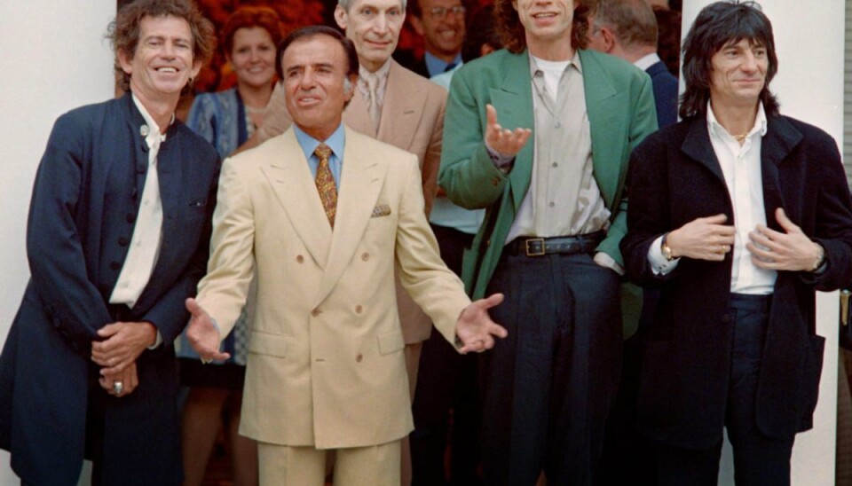 Død efter længere sygdom I 1995 bød den daværende argentinske præsident Carlos Menem (nr. 2 fra venstre) The Rolling Stones velkommen til en fest i sin residens. Fra venstre er det Keith Richards, Charlie Watts, Mick Jagger og Ron Wood. – Foto: Daniel Luna/Ritzau Scanpix.