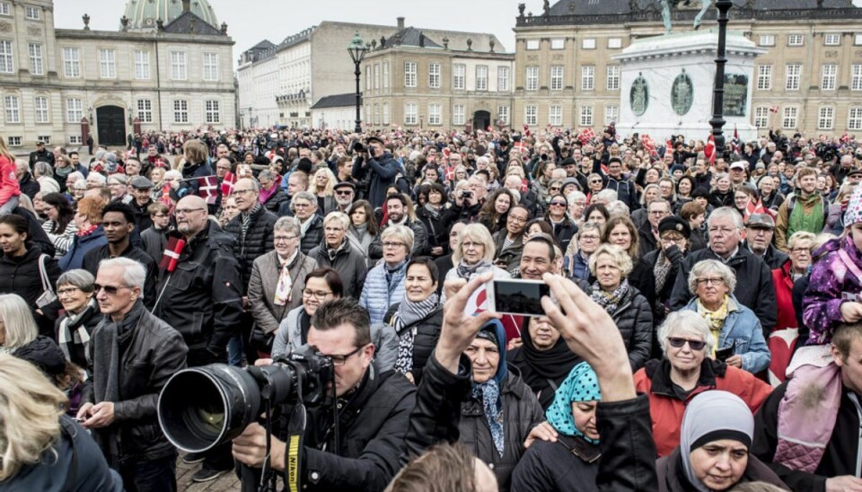 Margrethe holder igen: Der kommer ingen vink Dronning Margrethe plejer at blive mødt af hujende og fødselsdagsfejrende publikum på Amalienborg Slotsplads, hvor hun normalt træder ud og hilser fra balkonen. (Arkivfoto). – Foto: Mads Claus Rasmussen/Ritzau Scanpix