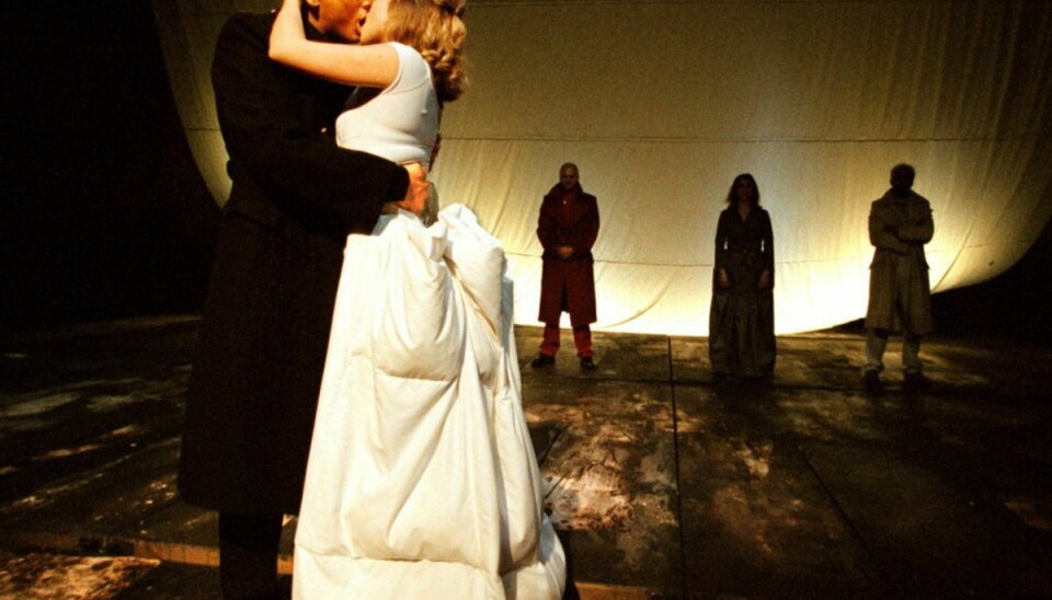 -Skuespil er terapi for mig Dejan Cukic spillede overfor Sofie Gråbøl i “Othello” på Østre Gasværk Teater tilbage i 2000. Den 54-årige skuespiller kom til Danmark som 11-årig fra det nuværende Montenegro. Hans indvandrerbaggrund brugte han aktivt i netop stykket “Othello”, fordi hovedrollen, Othello, selv er anderledes, end de mennesker han omgiver sig med. (Arkivfoto) – Foto: Bjarke ørsted/Ritzau Scanpix