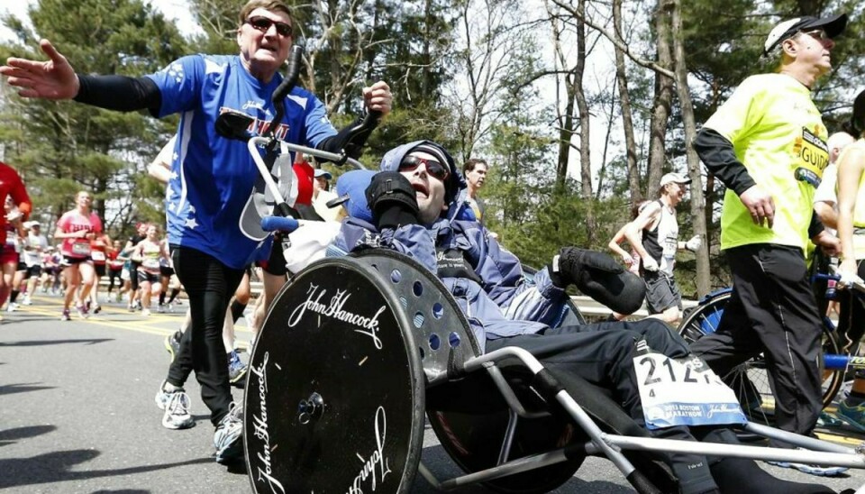Dick Hoyt, der ialt 32 gange gennemførte Boston Marathon skubbende sin multihandicappede søn Rick foran sig i kørestol, er død. Han blev 80 år gammel. Foto: Scanpix/Michael Dwyer