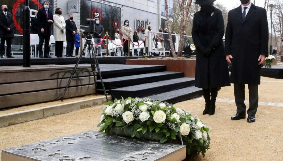 Se kongeparret mindes ofre for terrorangreb