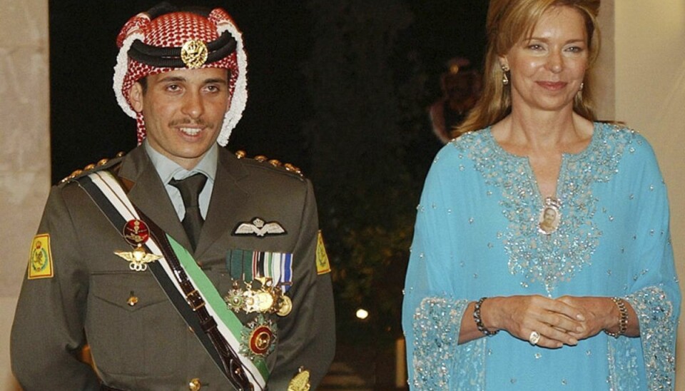 Prins lægger sig fladt ned På dette foto fra 2004 står prins Hamza ved siden af sin mor, dronning Noor. Prins Hamza er halvbror til kong Abdullah, og han har været under anklage for sammen med andre magter at ville destabilisere landet. – Foto: Hussein Malla/Ritzau Scanpix