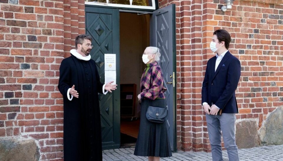 Dronning Margrethe og prins Christian taler med sognepræst Simon A. Drigsdahl. Foto: Keld Navntoft/Kongehuset Dronning Margrethe og prins Christian taler med sognepræst Simon A. Drigsdahl. Foto: Keld Navntoft/Kongehuset