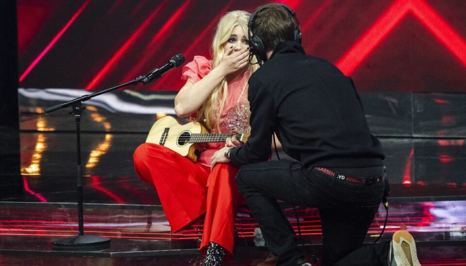 17-årige Nikoline kunne pludseligt ikke komme videre i sangen Fly Away og måtte hjælpes ud af scenen. Foto: Martin Sylvest/Ritzau Scanpix 2021.