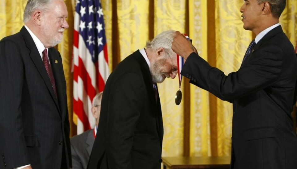 ‘Verdens heldigste mand’ er død Dr. Charles M. Geschke (til venstre) modtog i 2009 sammen med John Warnock (i midten) National Medal of Technology and Innovation af daværende præsident Barack Obama. Foto: Gerald Herbert/Ritzau Scanpix.