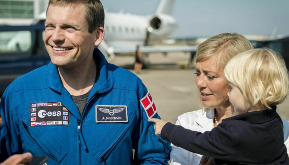 I 2015 blev Andreas Mogensen som den første danske astronaut sendt til den internationale rumstation ISS, hvor han skulle være med til at efterforske årsagen til en meget lille flænge i den internationale rumstation, som fik ISS til at lække livsvigtig ilt. Her ses han sammen med sin kone og deres datter, og inden længe kan du se ham kaste sig ud i diverse slags ekstremsport i et nyt DR-program. (Arkivfoto) – Foto: Simon Skipper/Ritzau Scanpix