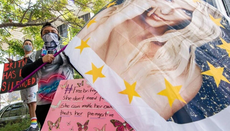 Britney Spears får nu chancen Beslutningen om at lade Britney tale blev truffet af en dommer. Samtidig demonstrerede Britney-fans foran retsbygningen. Foto: Scanpix/VALERIE MACON
