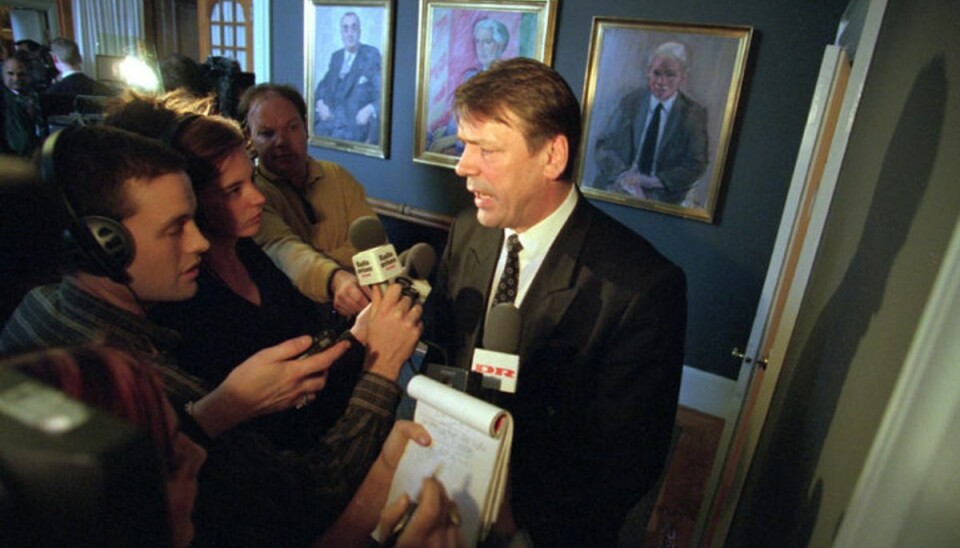 Han gav Nyrup grå hår Der var stor interesse for at tale med Jóannes Eidesgaard, da Folketinget i marts 1998 skulle vælge, hvem der skulle afløse Erling Olsen (S) som Folketingets formand. Både socialdemokraten Birte Weiss og Venstres Ivar Hansen stillede op, men statsminister Poul Nyrup Rasmussen (S) troede, at han havde sikret sig Eidesgaards støtte til Birte Weiss. Færingen ændrede imidlertid holdning og undlod at stemme, hvorefter det endte i en lodtrækning, som Ivar Hansen vandt. (Arkivfoto) – Foto: Bent Midstrup/Ritzau Scanpix