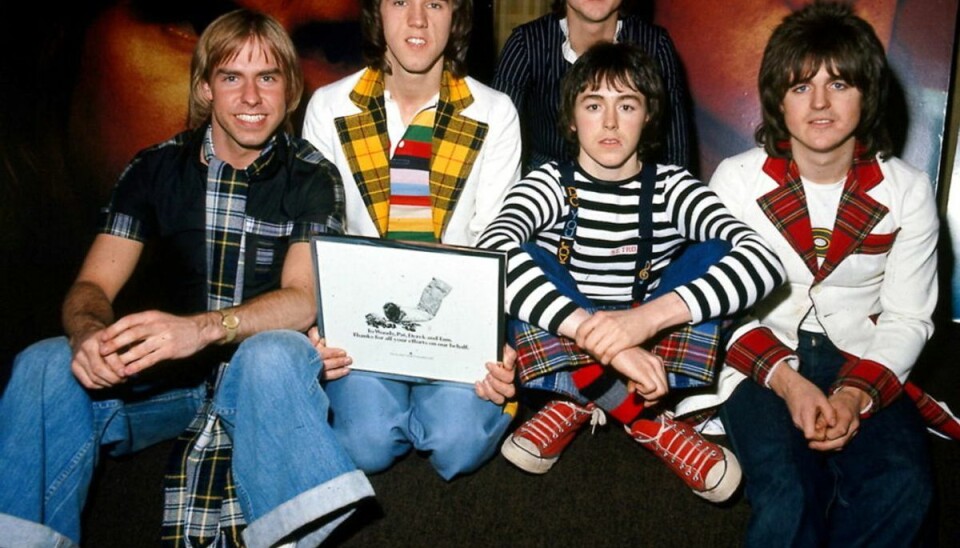 Kendt popsanger pludselig død City Bay Rollers er her samlet til en antirygekampagne i 1975. Bagerst i billedet er Les McKeown. Foto: Reuters/Ritzau Scanpix