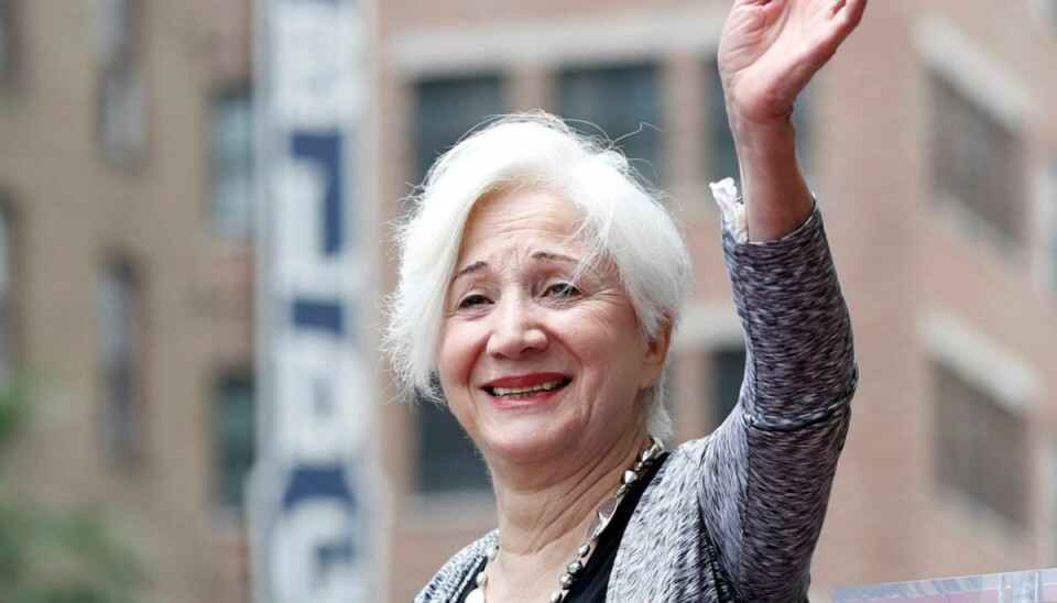 Syg i månedsvis: Nu er hun død Skuespiller Olympia Dukakis vinker ved en ceremoni, hvor hun får tildelt en stjerne på den íkoniske Walk of Fame i Los Angeles i 2013. Lørdag døde hun 89 år gammel. – Foto: Mario Anzuoni/Reuters